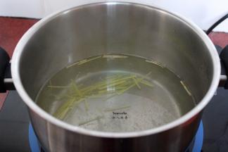 适量的清水，放入生姜丝煮沸；