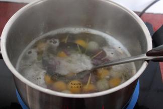 把做好的汤圆放入锅中，煮熟即可。PS：煮汤圆可能有气泡上来，可以加点冷水。