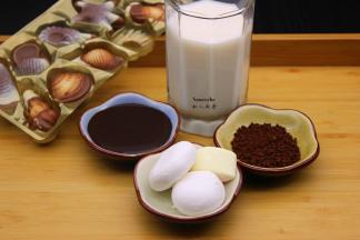准备食材：咖啡、巧克力酱、巧克力、牛奶、棉花糖；