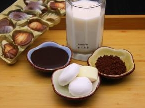 准备食材：咖啡、巧克力酱、巧克力、牛奶、棉花糖；
