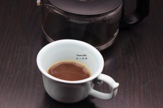 巧克力酱倒入杯中，再把煮好的咖啡倒入入；PS:留一点巧克力酱做造型。