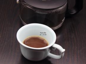 巧克力酱倒入杯中，再把煮好的咖啡倒入入；PS:留一点巧克力酱做造型。
