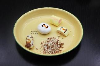 巧克力用削皮刨子刨成碎屑，棉花糖用巧克力酱做自己喜欢的造型；