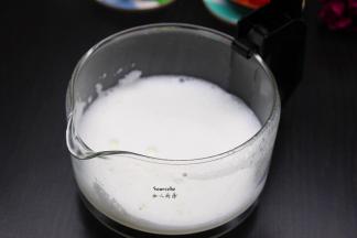 煮好的牛奶，用打泡气打成奶泡；