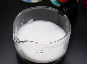 煮好的牛奶，用打泡气打成奶泡；