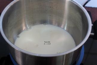 牛奶煮70-80度；PS：牛奶温度不要超过80度。