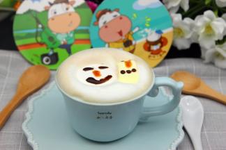 奶泡上放入造型棉花糖，再撒上巧克力削即可。