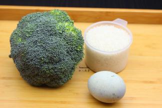 准备食材：大米、西兰花、皮蛋、葱、姜等；