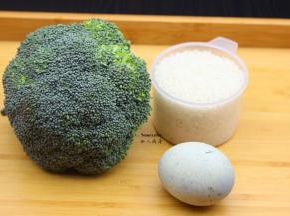 准备食材：大米、西兰花、皮蛋、葱、姜等；