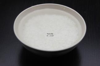 大米洗净，浸泡30分钟；