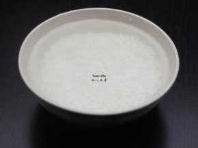 大米洗净，浸泡30分钟；