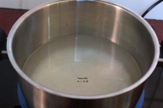 清水煮沸，放入浸泡的大米，再次煮沸，改为小火慢熬8小时