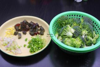 利用煲粥的时间，把西兰花洗净切好，皮蛋、葱、生姜切好；