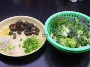 利用煲粥的时间，把西兰花洗净切好，皮蛋、葱、生姜切好；