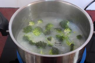 加入洗净的西兰花，改为中火滚3分钟 ；