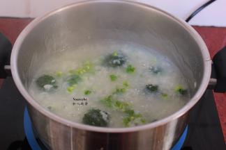 关火，放入盐、葱叶末搅拌均即可。PS：葱白要与皮蛋先放。