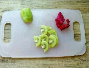 奇异果切片，火龙果切丁。