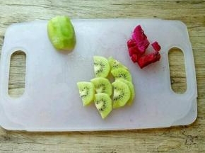 奇异果切片，火龙果切丁。