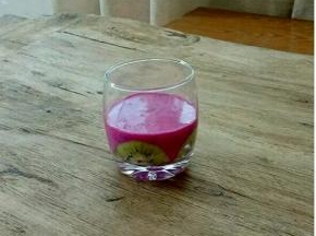 倒入火龙果和1/2酸奶打匀的糊