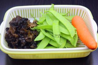 准备食材：木耳泡发、荷兰豆、胡萝卜；