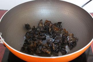 热锅，倒油橄榄油，爆炒木耳熟起锅；