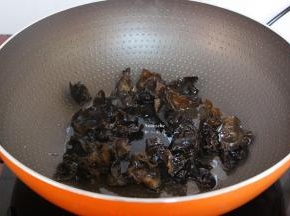 热锅，倒油橄榄油，爆炒木耳熟起锅；