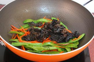 加入炒熟的木耳；