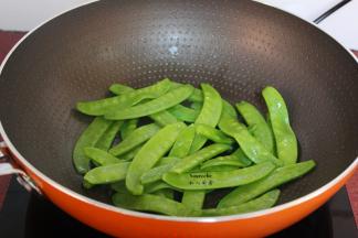 爆炒荷兰豆片刻；