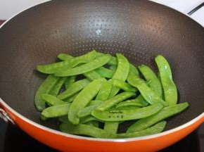 爆炒荷兰豆片刻；