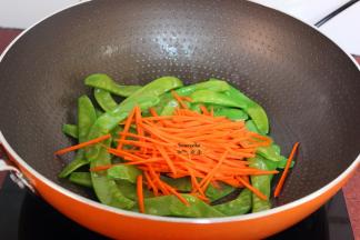 加入胡萝卜丝翻炒；