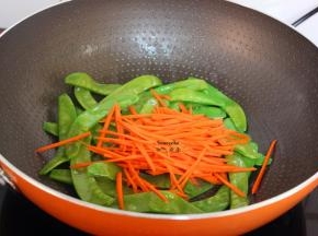 加入胡萝卜丝翻炒；