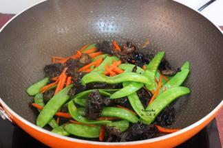 放盐炒均即可。