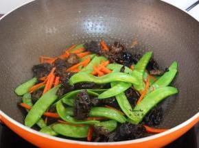 放盐炒均即可。