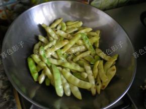 小火翻炒，注意别糊了菜，一直翻炒，可以随时加一点水炒