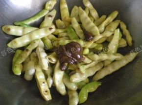 放二勺干黄酱翻炒一下