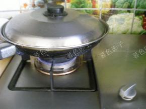 盖上锅盖焖7，8分钟，小火焖菜。