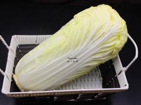 准备食材：大白菜、泡菜酱；PS：这颗大白菜不止500克，可以分成吃。