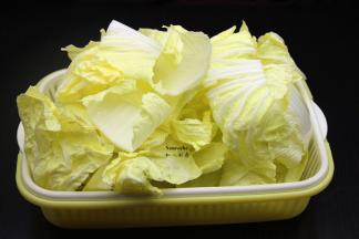 把大白菜叶子摘下，一片一片洗净，切段；