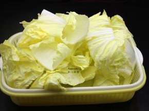 把大白菜叶子摘下，一片一片洗净，切段；