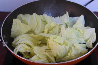 热锅，倒油，爆炒大白菜；PS：可以先把大白菜梗先炒片刻，再放叶段。