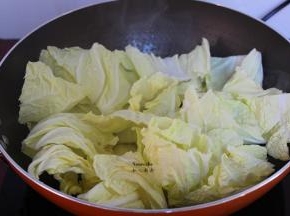 热锅，倒油，爆炒大白菜；PS：可以先把大白菜梗先炒片刻，再放叶段。