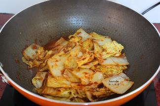 翻炒均匀，至大白菜熟即可关火。