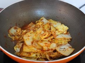 翻炒均匀，至大白菜熟即可关火。