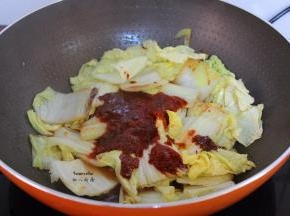 大白菜炒至八成熟，加入泡菜酱，改为中火；