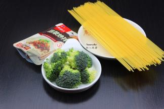 准备食材：意面、西兰花、拌面酱