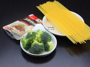 准备食材：意面、西兰花、拌面酱