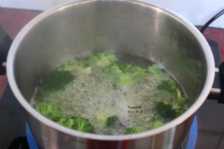 西兰花洗净切好，清水煮沸，汆烫至熟；