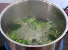 西兰花洗净切好，清水煮沸，汆烫至熟；