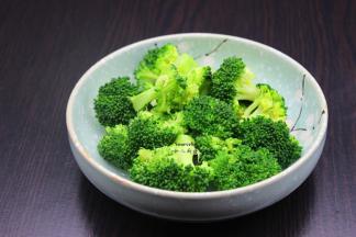 西兰花捞出过冷水，滤干水，待用；