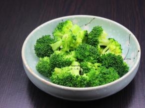 西兰花捞出过冷水，滤干水，待用；